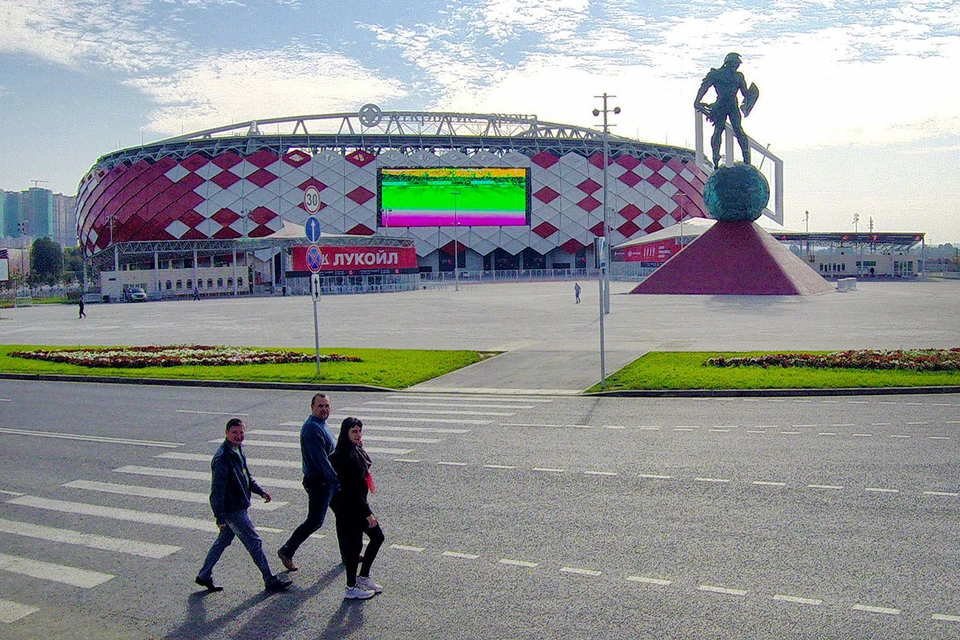 Болельщики у домашнего стадиона "Спартака" в Москве.