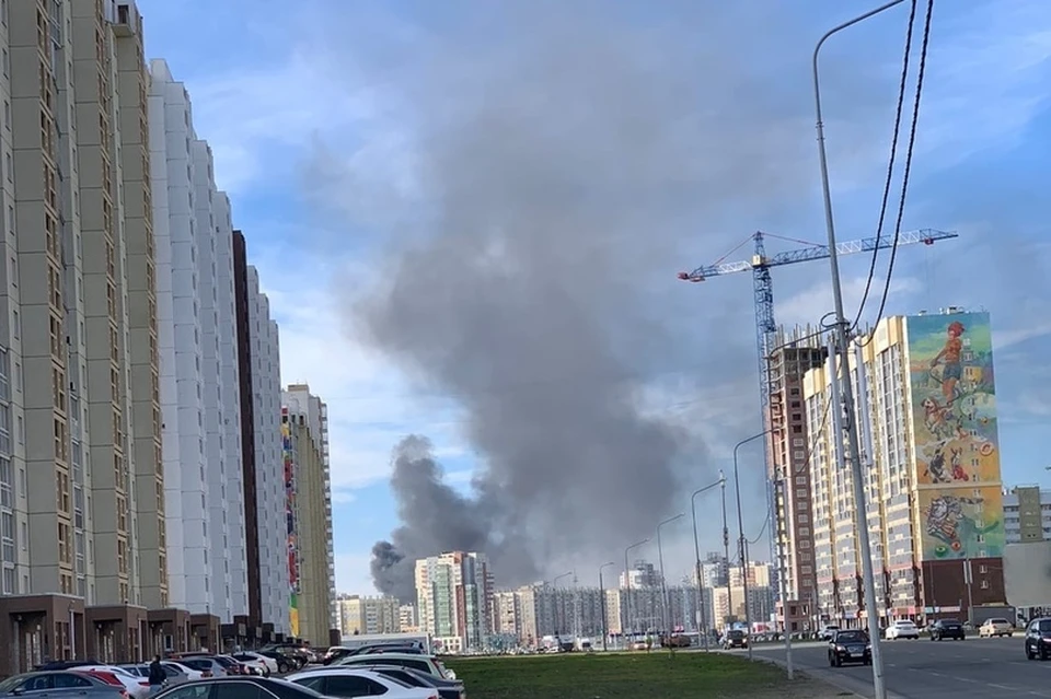Над Тополиной аллей поднялся черный дым. Фото: vk.com/ПОДСЛУШАНО B ЧЕЛЯБИНСКЕ