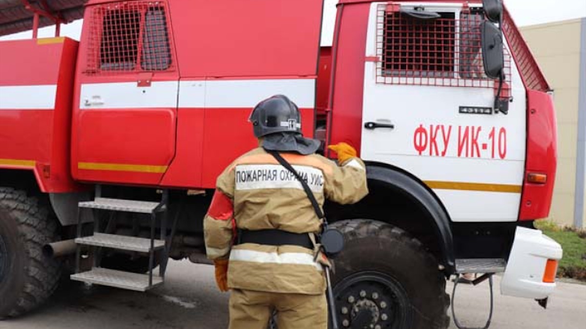 Сотрудники исправительной колонии помогают тушить пожары в Тверской области  - KP.RU