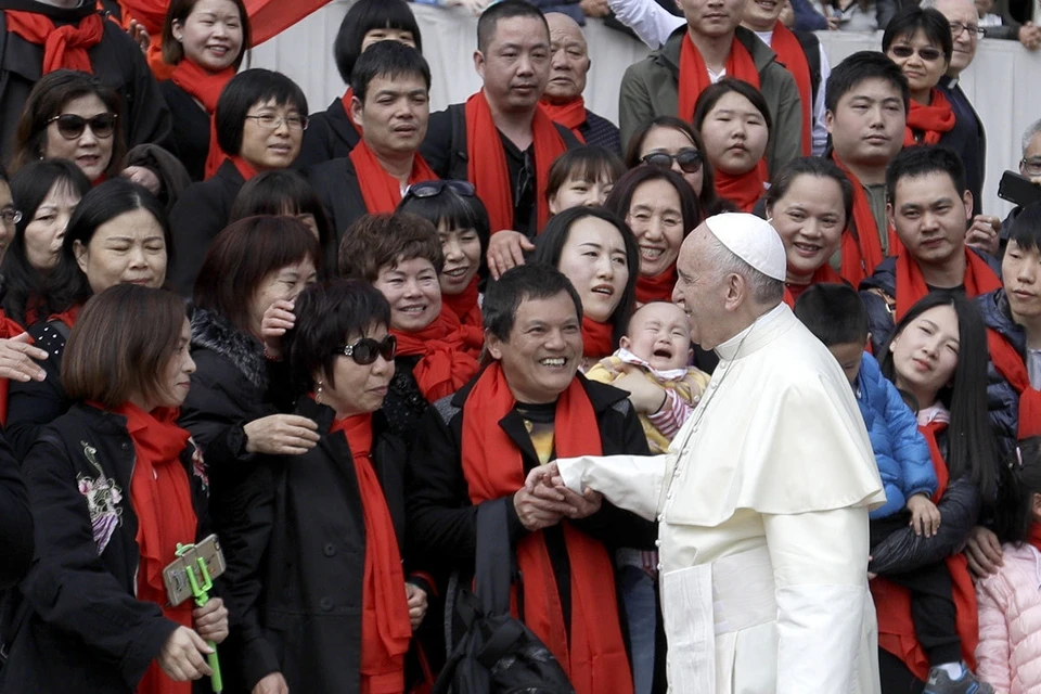 Папа римский Франциск благословляет группу китайских католиков в Ватикане, осень 2018 г.
