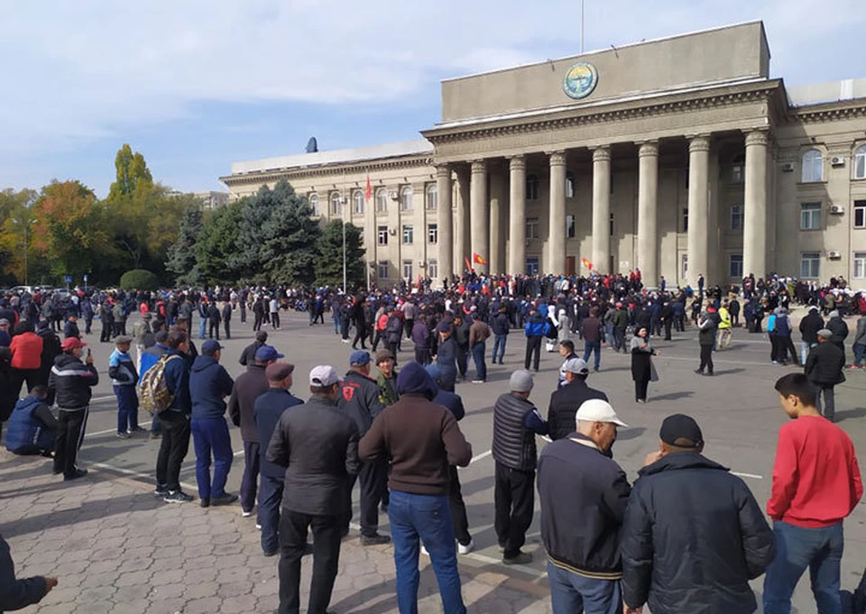Число людей на Старой площади уменьшилось в разы - теперь митинг в поддержку Садыра Жапарова проходит недалеко от госрезиденции, где, по некоторым данным, проходят переговоры между президентом и премьер-министром.