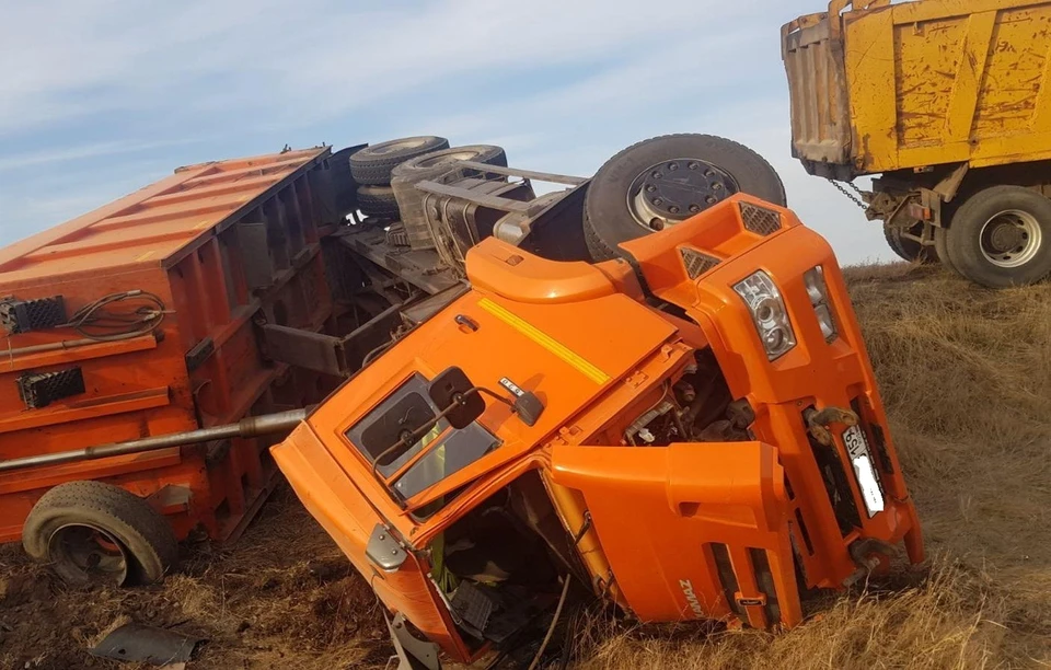 Камаз перевернулся. Дтп в хабаровске за вчерашний день. Камаз перевернулся. Перевернутый камаз. Камаз 6520 разбитый.