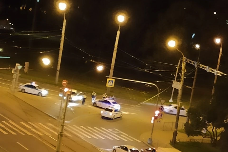 Гонщика на каршеринге поймали на площади Мужества. Фото: vk.com/spb_today