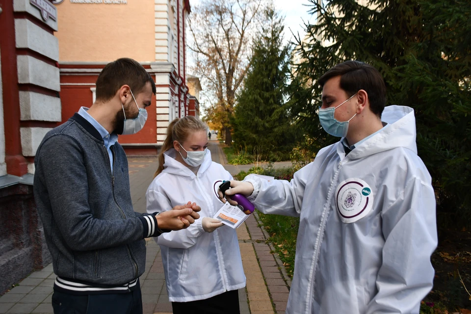Волонтеры #МЫВМЕСТЕ в Тамбовской области обрабатывают антисептиком руки прохожих Фото: движение #МЫВМЕСТЕ