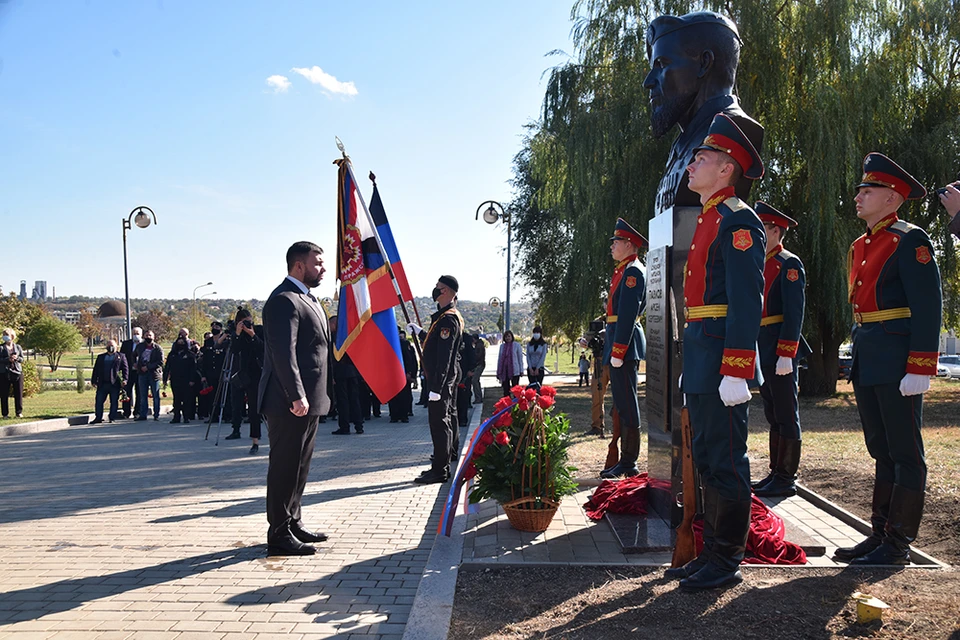 Глава ДНР возложил цветы к бюсту. Фото: denis-pushilin.ru