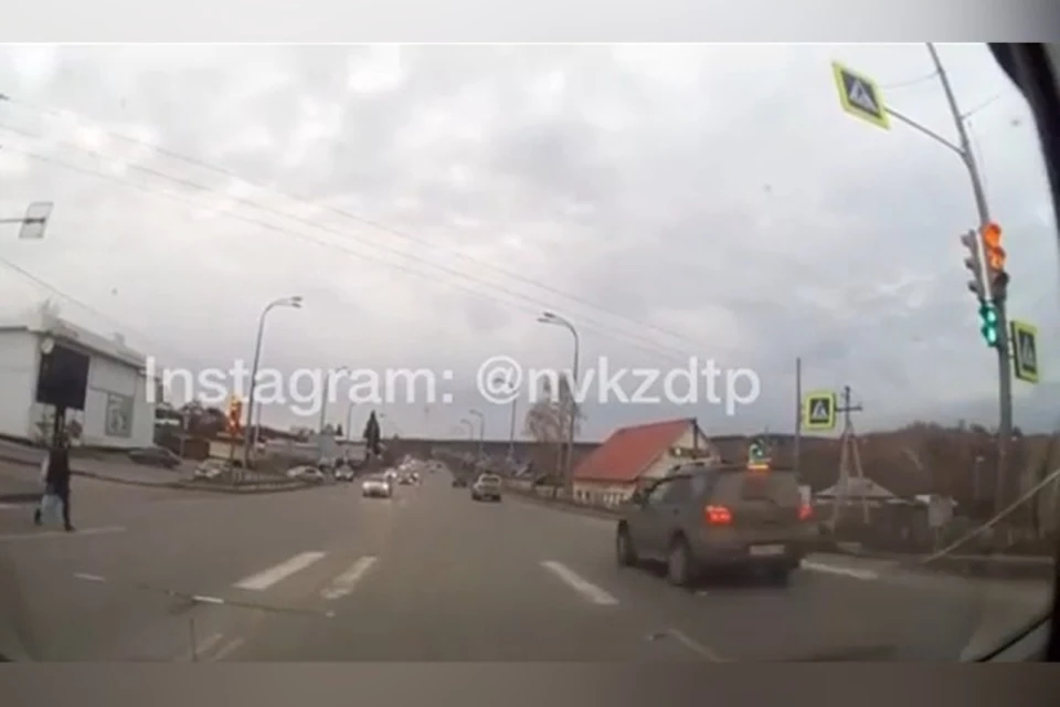 Промчавшиеся на красный свет автомобилисты возмутили кузбассовцев. ФОТО: Инстаграм, ЧП|ДТП НОВОКУЗНЕЦК