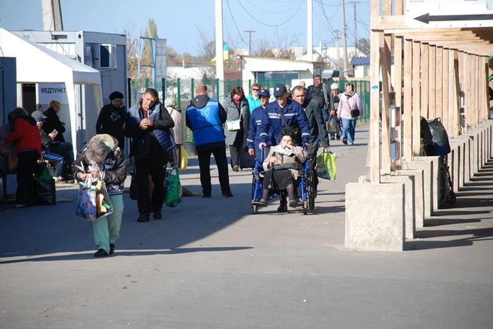 Больше 80 человек не попали в ЛНР из-за остановки работы КПВВ у Станицы. Фото: Фейсбук/Евгений Каплин