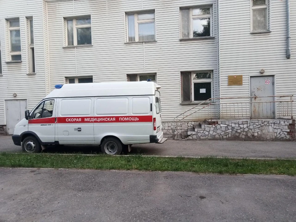 Медики попытались спасти мужчину, но он получил серьезные травмы и скончался.