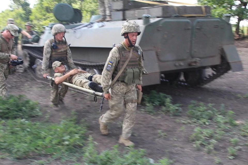 Раненого сержанта доставили в медроту, а вот офицер умер на месте перестрелки. Фото: Пресс-центр штаба ООС