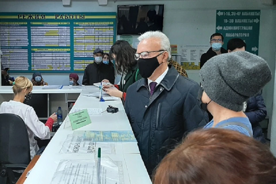 Александр Усс проверил работу поликлиник. Фото с сайта администрации Красноярского края.