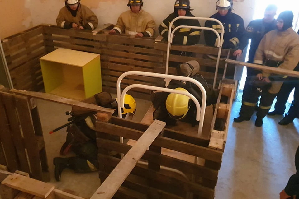Спасти и выйти живыми: В Хабаровске пожарные отработали действия звеньев газодымозащиты
