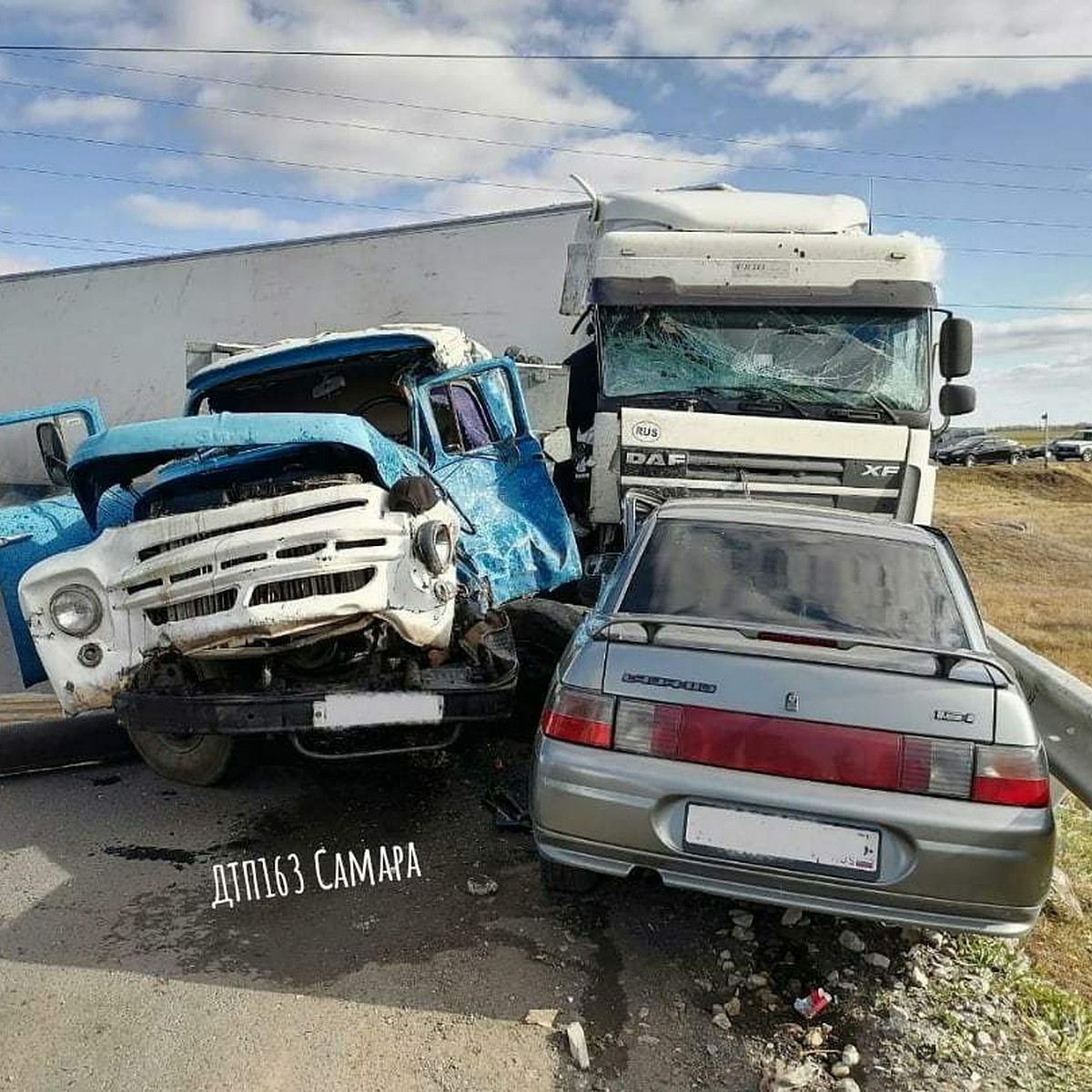 Водитель грузовика ЗИЛ-130 погиб после столкновения с тягачом в Самарской  области - KP.RU