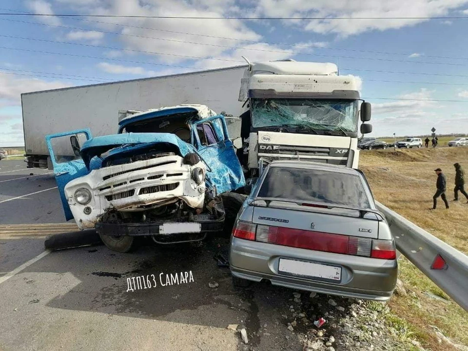 Водитель ЗИЛа погиб до приезда скорой помощи. Фото - группа "ДТП 163 Самара"