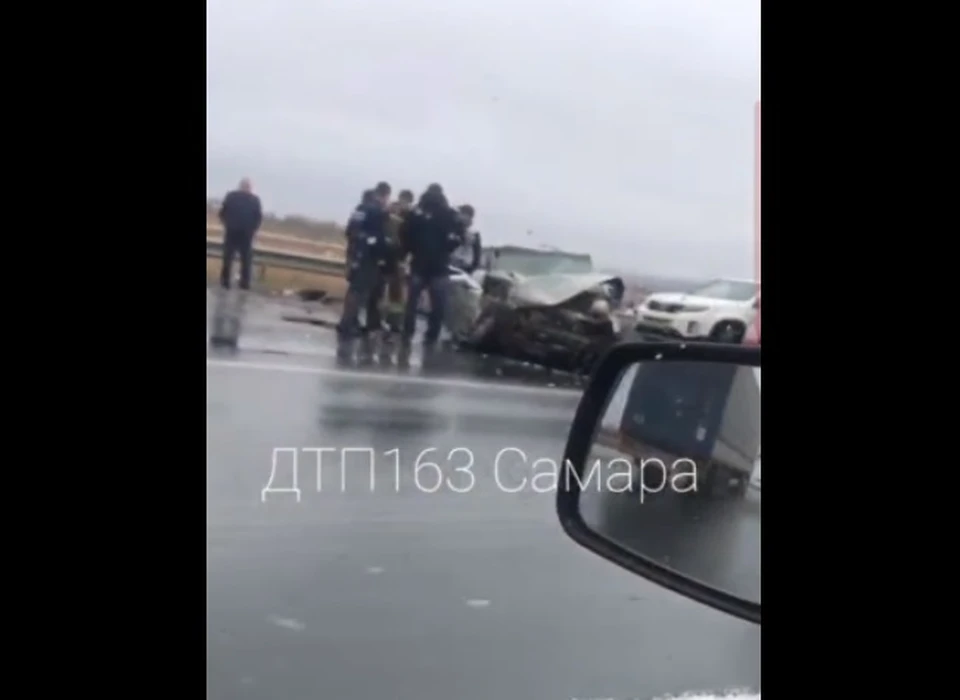 Полицейские устанавливают детали аварии / Фото: ДТП 163 Самара
