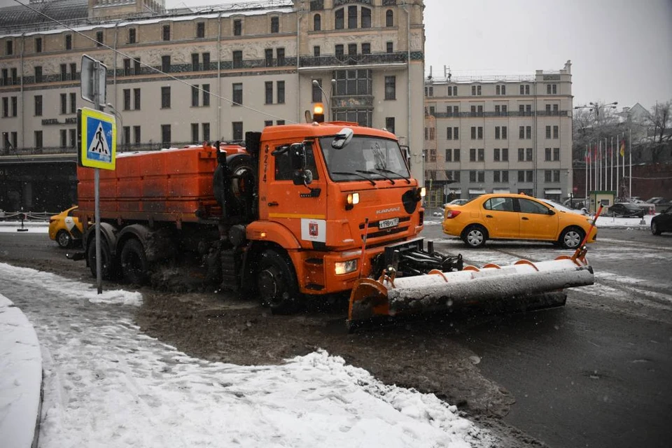 Семь комбинированных дорожных машин уже готовы выехать на улицы города, в некоторые даже загрузили галит.