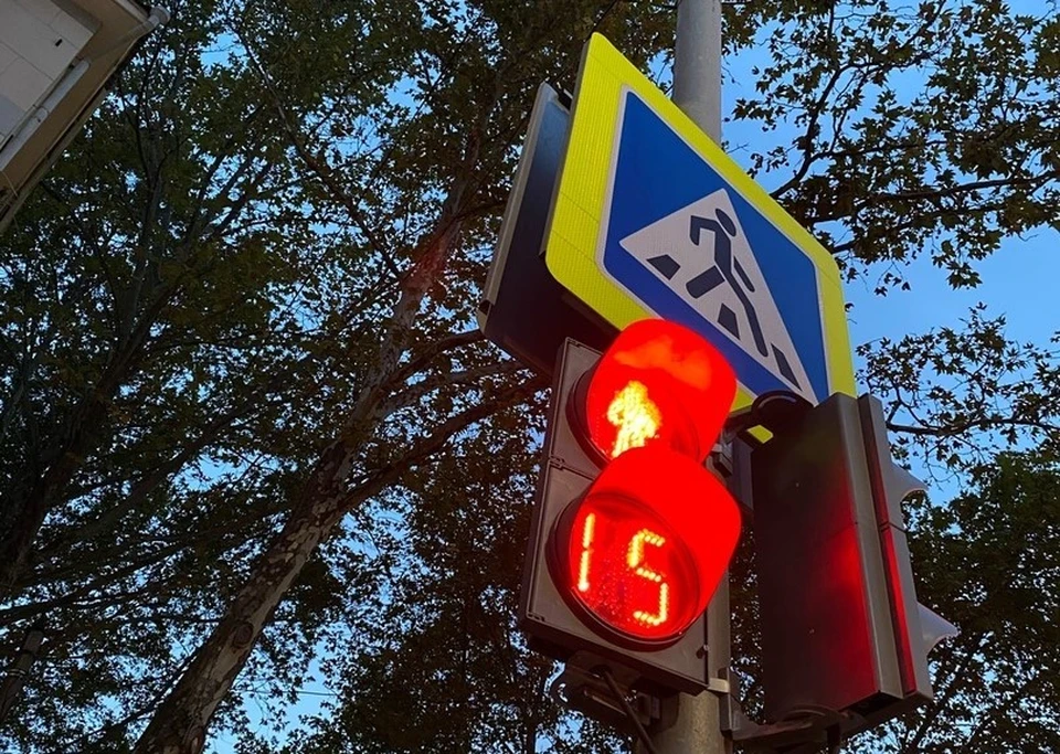 Власти Ялты пояснили установку ограждений у светофоров в центре города.
