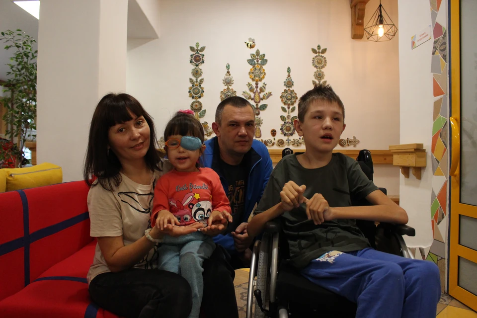 Юлиана и Илья Новгородцевы с родителями Фото: центр помощи детям «Радуга»