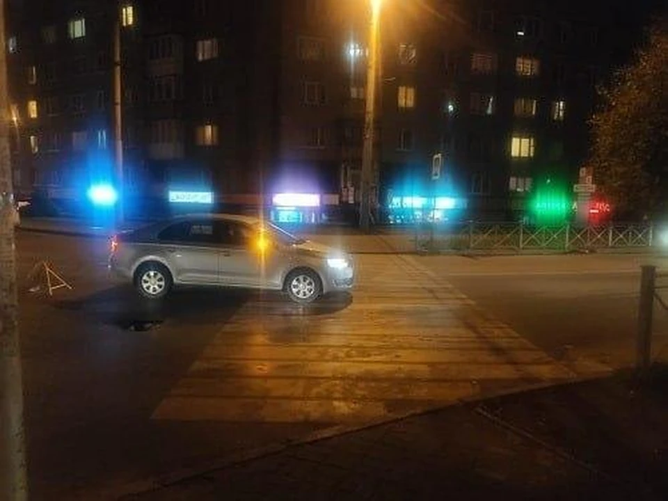 "Шкода" после наезда на пешехода на улице Ульяны Громовой.