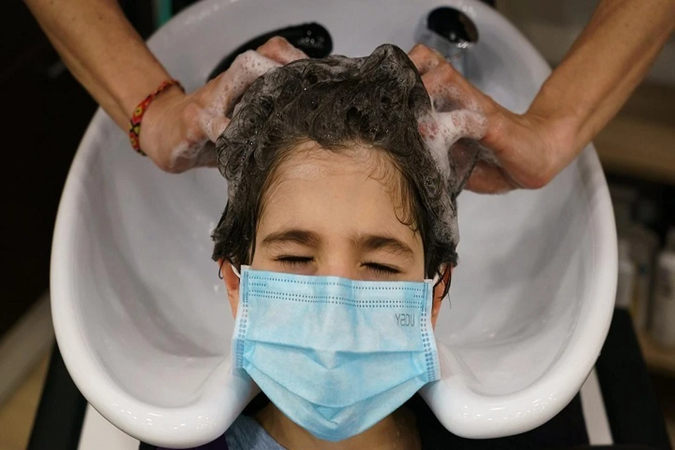В парикмахерской - только в масках (Фото: Авторское право CESAR MANSO / AFP).