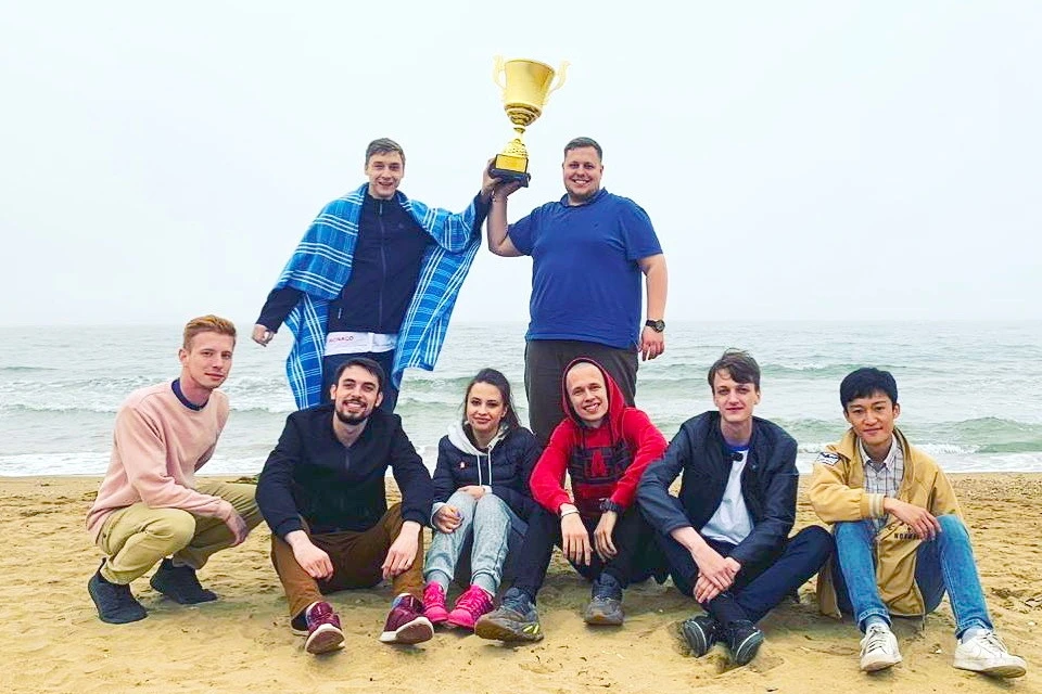 Команда КВН из Приморья "Красный лис" с Летним кубком КВН Владивостока 2019 года. Фото: Instagram-паблик команды