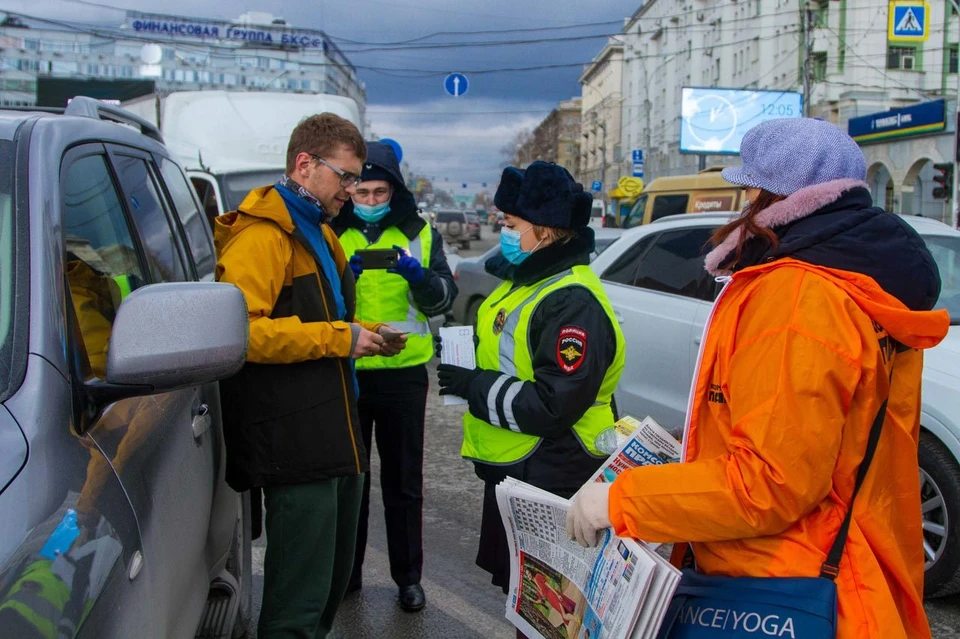 Профилактическая акция ГИБДД совместно с «Комсомолкой» прошла в центре Новосибирска накануне Дня автомобилиста.