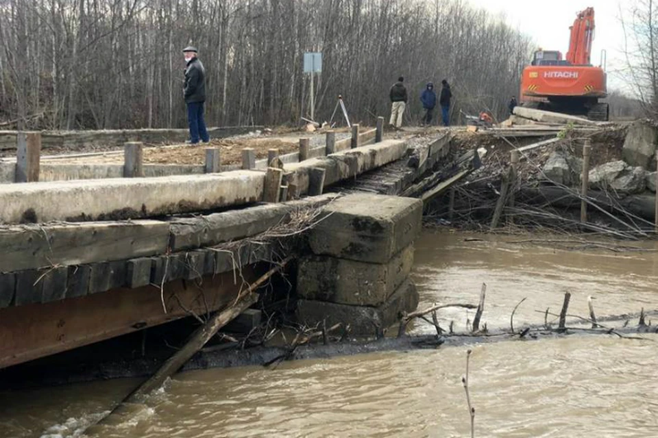 Больше всего из-за подъема уровня воды пострадал мост через реку Побединка
