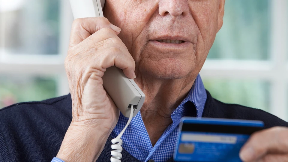 Пожилые люди особенно часто становятся жертвами безжалостных телефонных мошенников.