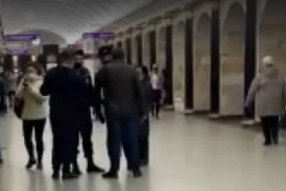 Мужчину, который приставал ко всем женщинам в метро, заметили в Петербурге