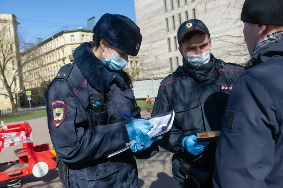 Власти Санкт-Петербурга рассказали о наказанных горожанах и предприятиях, нарушивших коронавирусные меры в первый день усиленного контроля.