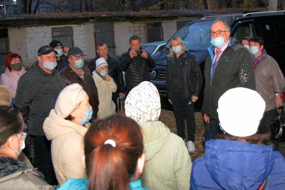 Эдуард Алтунин беседует с жильцами аварийного дома. Фото: сайт горадмиистрации.