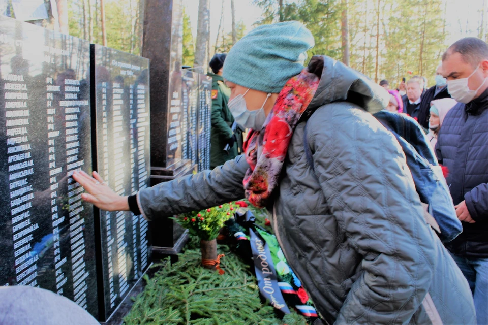 На открытие мемориала приехали родственники павших солдат и офицеров. Фото: Администрация Ленобласти.