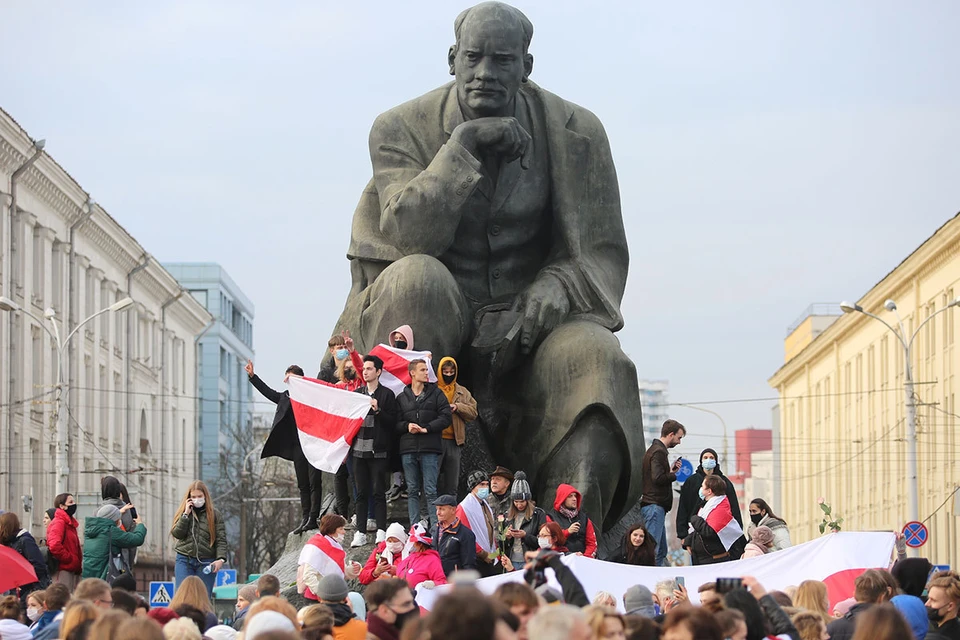 Белорусские оппозиционеры у памятника писателю Якобу Коласу в Минске, 26 октября 2020 г.