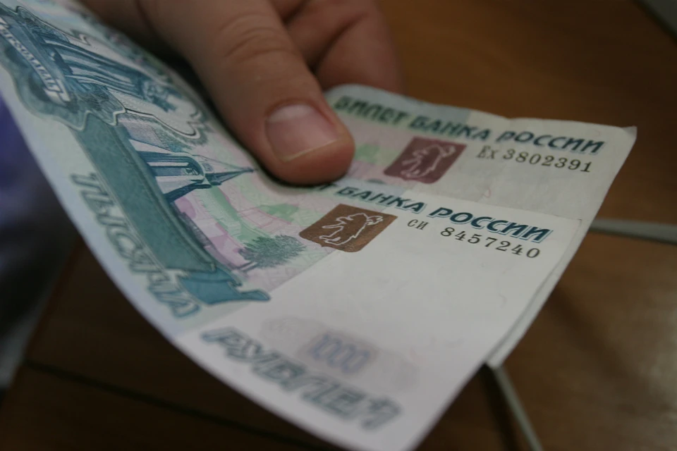 Сотрудник организации заметил, что ему дают поддельную купюру, и вызвал правоохранителей.