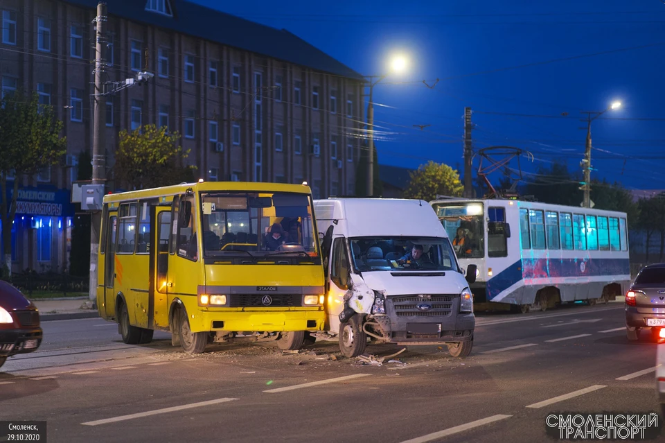 Пассажирский автобус и маршрутка серьезно столкнулись в Смоленске. Фото: «drive2_smolensk» соцсети ВКонтакте.