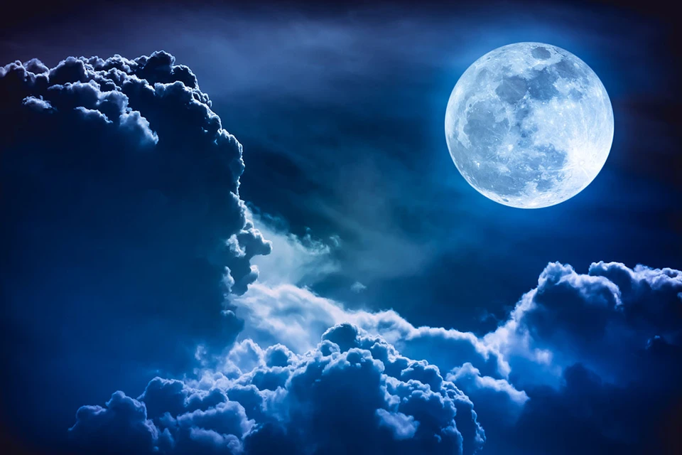 Голубая Луна, голубая, - пели в свое время Моисеев и Трубач, глядя на такое чудо.