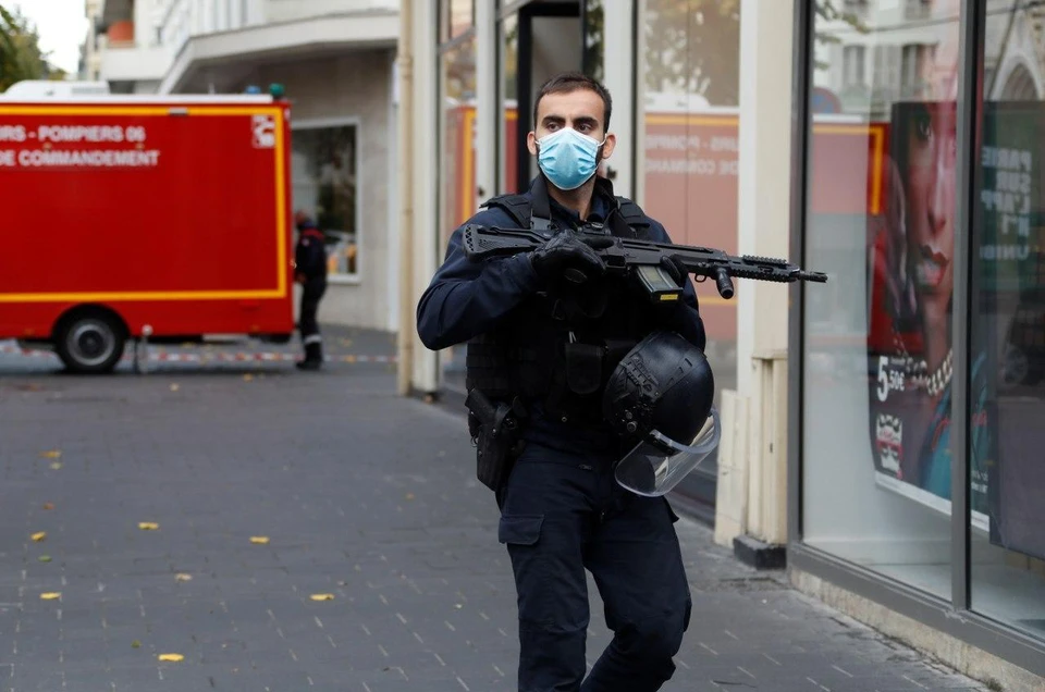 Теракты во Франции: трое погибших в Ницце, нападения на прохожих в Париже и Леоне