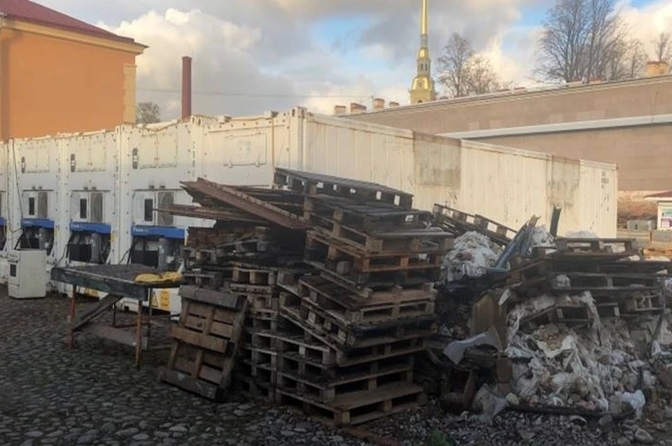Строительный мусор и самовольный бытовой городок нашли на территории Петропавловской крепости. Фото: vk.com/gatispb