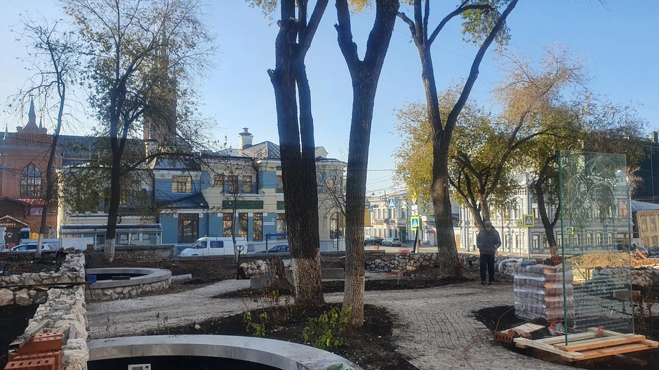 Продолжается устройство тротуаров, лестниц и фонтана. Фото - администрация Самары