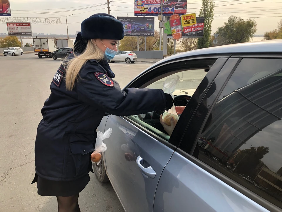 Инспекторы ГИБДД дарили водителям "витамины трезвости"