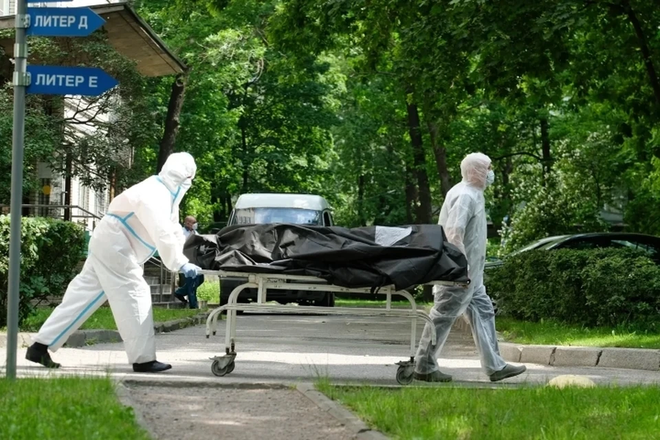 В Санкт-Петербурге обнаружили внезапное расхождение цифр по кремациям и смертям от коронавируса.