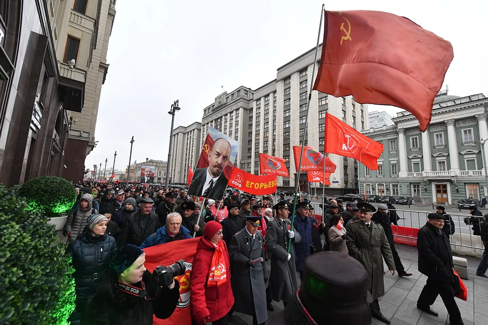Почему мы видим в России эту большую и упорную толпу, которая держится за всех коммунистических чикатил двадцатого века?