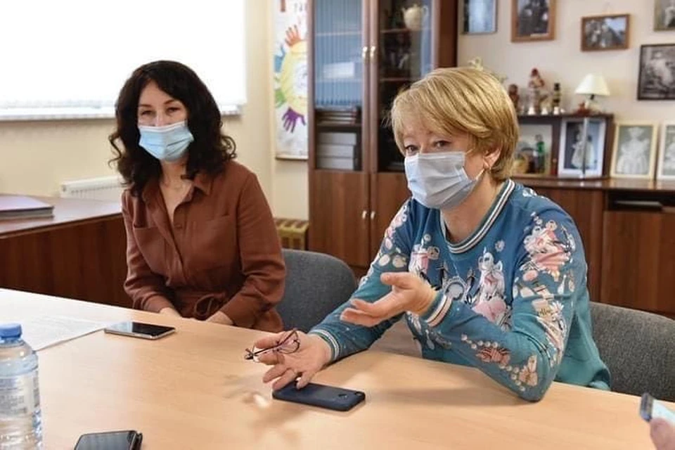 Наталья Юрьевна (справа) умерла от осложнений, вызванных коронавирусом. Фото: правительство Мурманской области