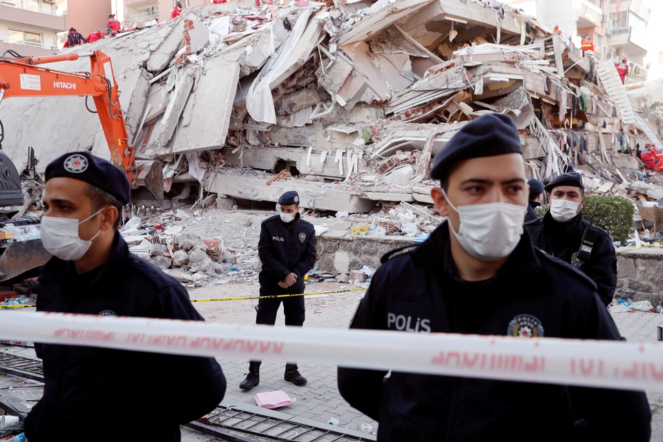 В третьем по величине городе Турции землетрясение и цунами разрушили дома и затопили улицы