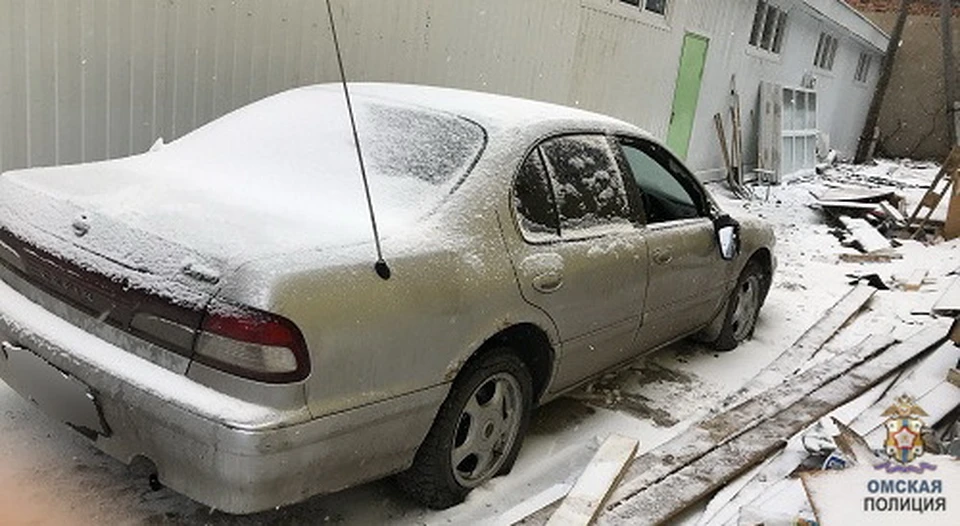 У иномарки порезали колеса, сломали боковое зеркало и разбили стекло.