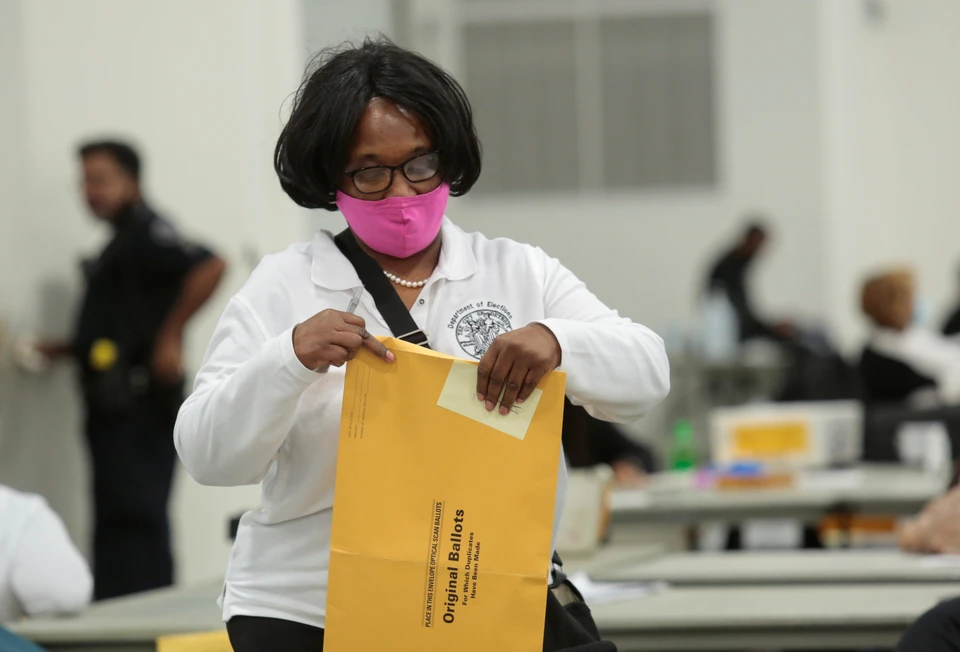 Вскрытие конверта во время подсчета голосов в штате Мичиган.