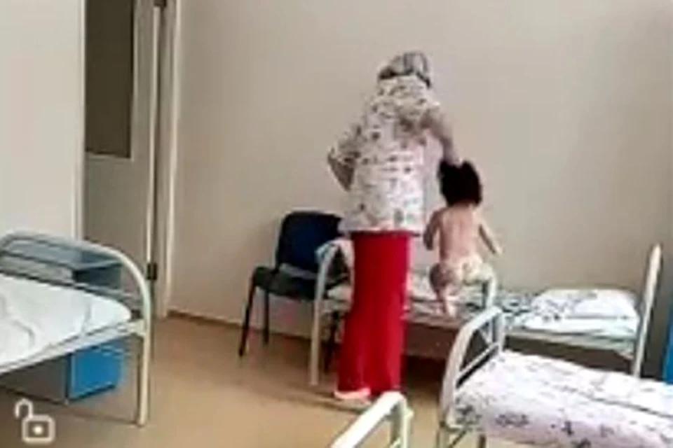 Медсестра схватила ребенка за волосы и бросила на кровать. Фото: личный архив.