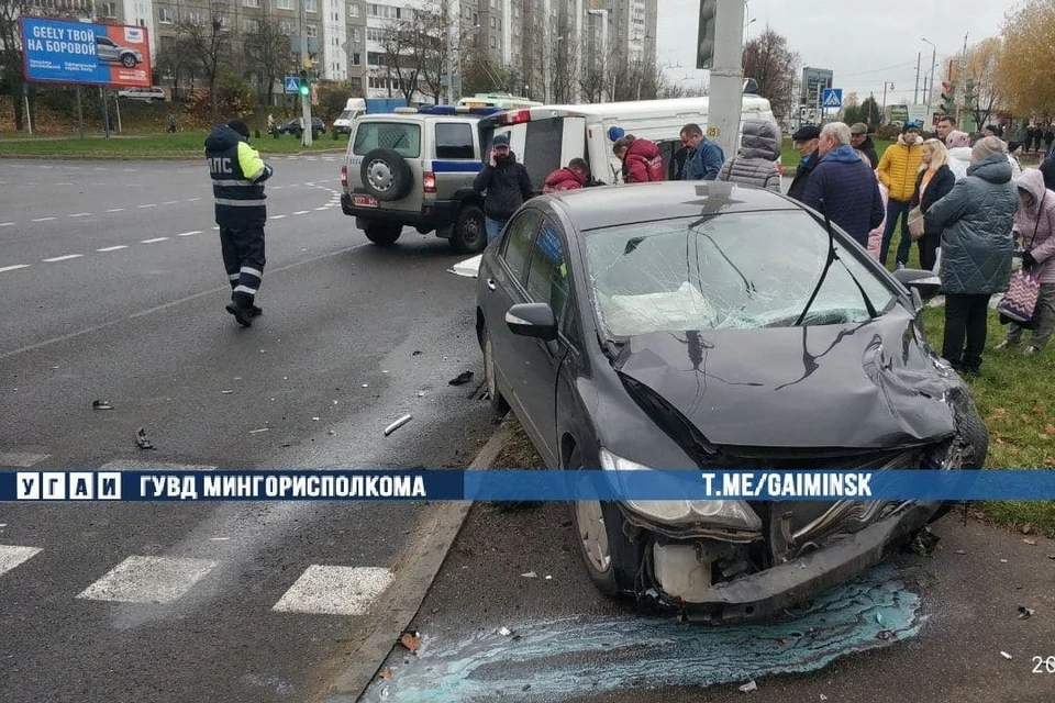 "Хонда" на скорости выбила с перекрестка на тротуар машину скорой. Фото: УГАИ ГУВД Мингорисполкома.