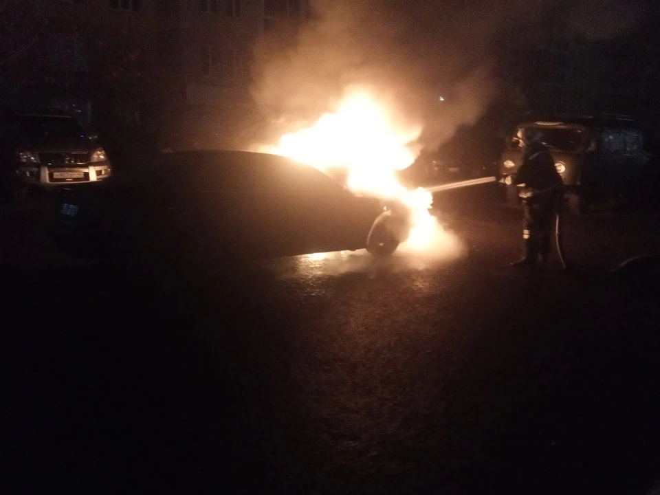 Огонь повредил в автомобиле моторный отсек, бампер и частично панель приборов