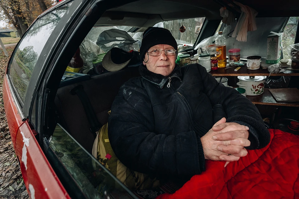 В Витебске мужчина приспособил под жилье старенький автомобиль. Фото: Алесь ПИЛЕЦКИЙ.