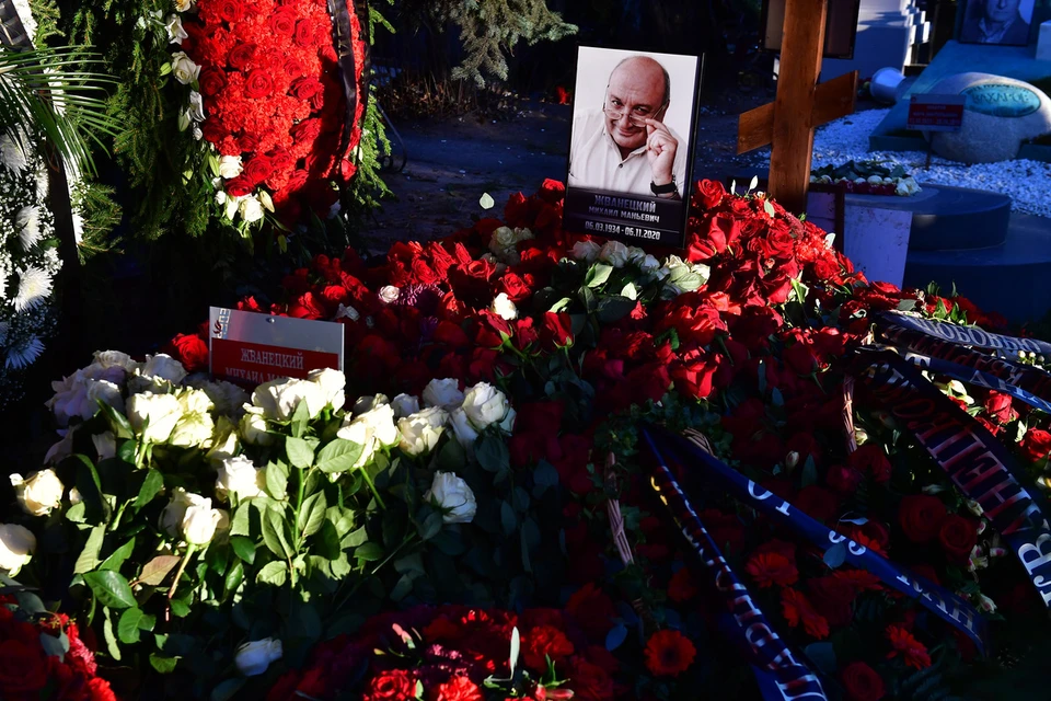Могила писателя-сатирика находится рядом с захоронениями Галины Волчек и Марка Захарова